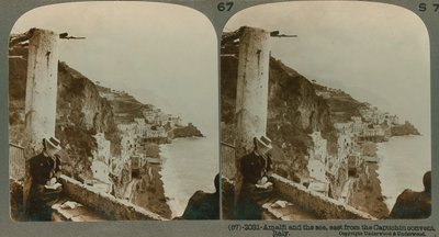Kysten av Amalfi og Salerno-bukten fra et ombygd kloster, en stereoskopisk utsikt (sepia-bilde) av English School