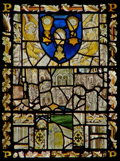 Østvinduet viser et skjold med emblemer av sakramentet; fragmenter av baldakin med figurer av English School