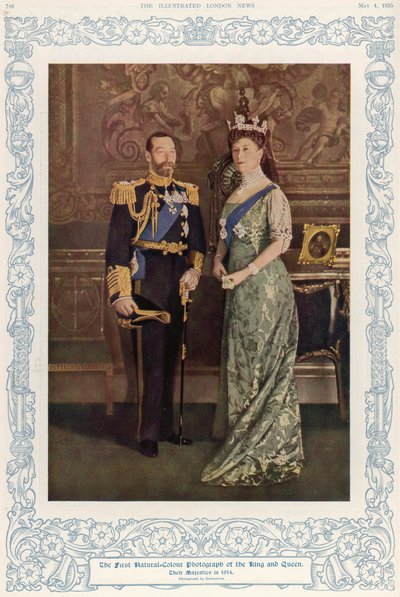 Det første naturlige fargefotografiet av kong George V (1865-1936) og dronning Mary (1867-1953) i 1914, gjengitt i The Illustrated London News, 4. mai 1935 av English School