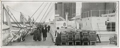 Promenadedekket på Titanic, fra 'The Sphere', 20. april 1912 (litho) (detalj av 450874) av English School