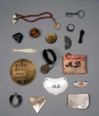 Tokens gitt av mødre til barna deres da de forlot dem på Foundling Hospital av English School