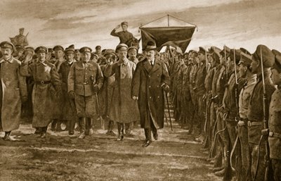 Trotsky, Russlands bolsjevismekommissær for krig, inspiserte et regiment av Letts, som utgjorde eliten til den røde hæren, 1914-19 av English School