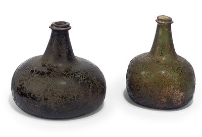 To grønne "løk" vinflasker, ca.1700 av English School