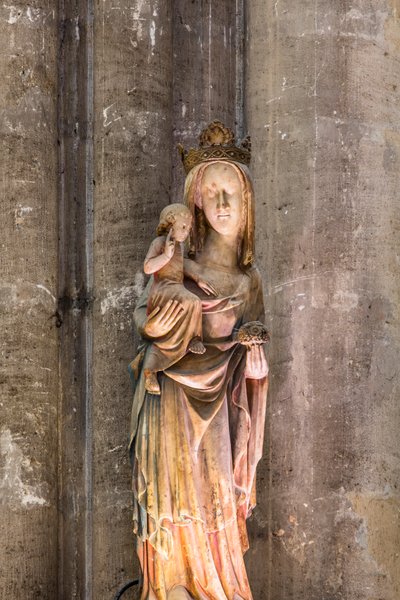 Jomfru Maria og barnet kjent som Notre-Dame de la Nef. 1300-tallet (alabaster) av English School