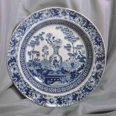 Wedgwood Blue trykt plate, kinesisk vasemønster, ca. 1810 (keramikk) av English School