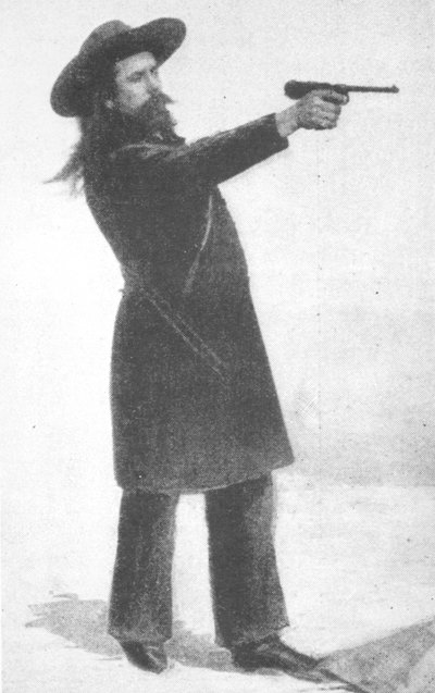 William F. Cody (Buffalo Bill) med sin nye pistol av English School