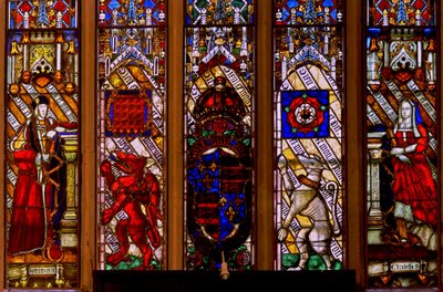 Window Ew som viser armene til Henry VII og Elizabeth av York med støttespillere av English School