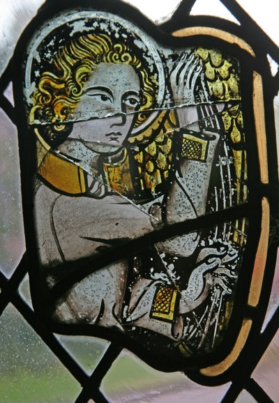 Window in the Cloisters som viser en musikerengel med en harpe av English School