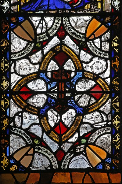 Vindu n4 som viser grisaille & St Peter-emblem av English School