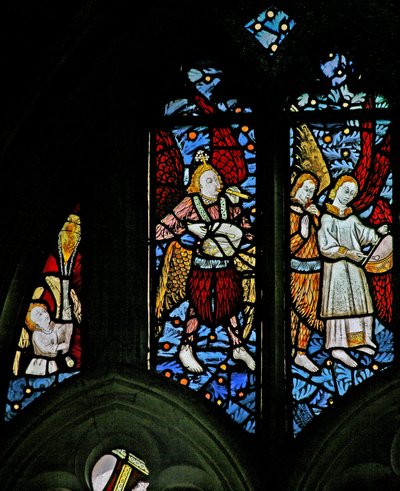 Fenster s1 mit Darstellung eines Engels - Weihrauchfass; musizierende Engel: Pfeife und Tabor von English School