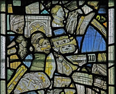 Window s3 som viser detaljer inkluderer trompetister, fragmenter fra en korsfestelsesscene, hoder og arkitektoniske detaljer av English School