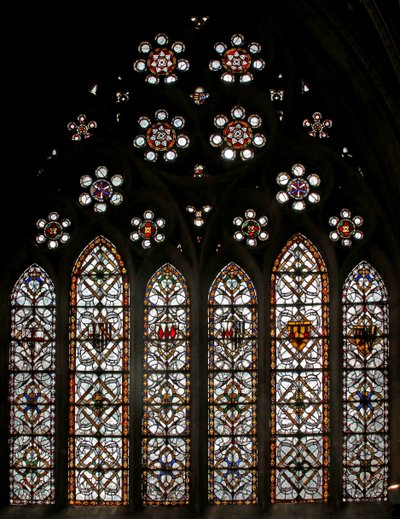 Vindu s5 som viser geometrisk grisaille og rundeller i tracery-lysene av English School