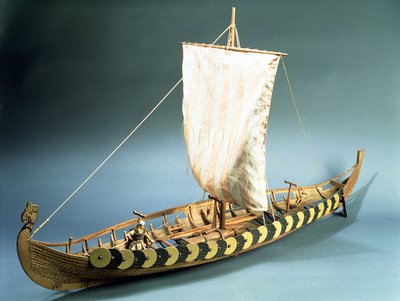 Rigget modell av et vikingskip funnet på Gokstad, Norge i 1880 (tre) av English School English School
