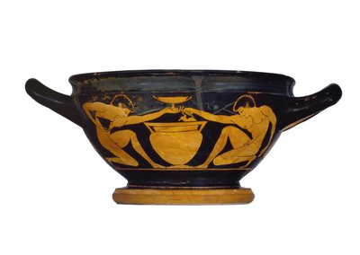 Loftskopp-skyphos med rød figur, dekorert med to nakne ungdommer som kneler ved et søylekrater, ca. 520-500 f.Kr. (keramikk) av Epiktetos