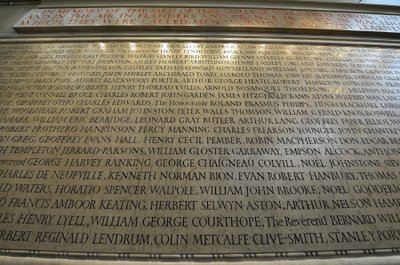 Minnesmerke for medlemmene av New College, Oxford, som mistet livet under første verdenskrig av Eric (workshop of) Gill