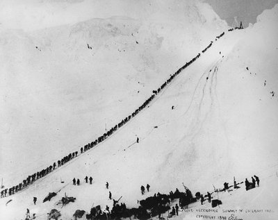 Packers bestiger toppen av Chilkoot Pass, fra "One Man