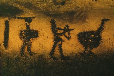 Kriger, bueskytter og en strutslignende fugl, malt med flaggermusekskrementer av Erich Lessing