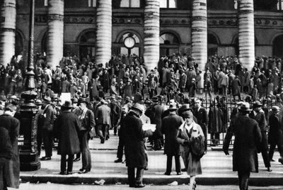 Forhandling utenfor børsen, Paris, 1931. av Ernest Flammarion