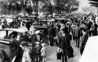 Folkemengder foran stasjonen, Orsay, Paris, 1931 av Ernest Flammarion