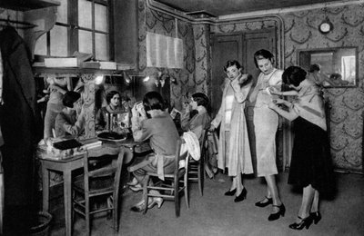 Modeller hos en stor dressmaker, Paris, 1931 av Ernest Flammarion