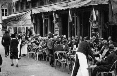 Folk på en velkjent parisisk fortauskafé, 1931 av Ernest Flammarion