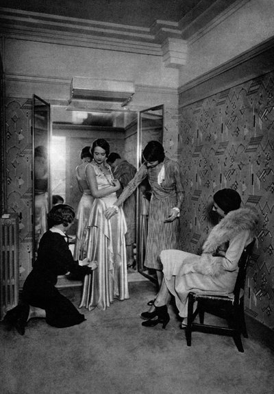 Prøver en kjole hos en stor klesmaker, Paris, 1931. av Ernest Flammarion