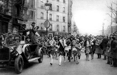 Walking match of midinettes, Paris, St Catherines Day, 1931. av Ernest Flammarion