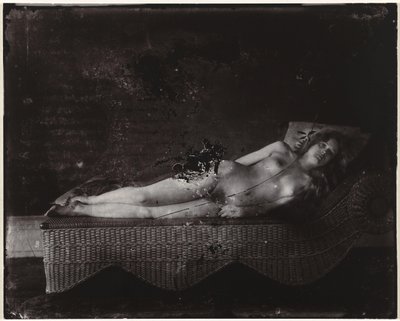 Naken kvinne på sjeselong Jente på flettet sjeselong, New Orleans (tittel på objekt) av Ernest James Bellocq