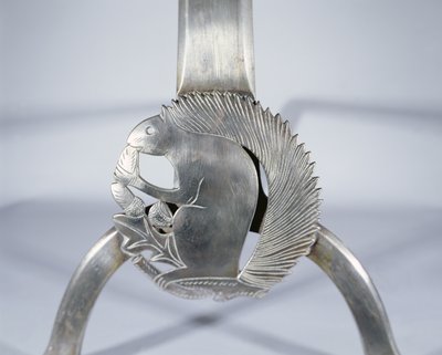 Ildhund som viser et ekorn, ca. 1905-10 (polert stål) (detalj) av Ernest William Gimson