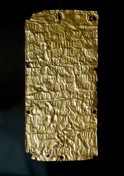 Antik etruskisk: tavler (lameller) av Pyrgi i gull gravert med inskripsjoner på etruskisk språk dedikert til den forente gudinnen. Slutt 6.-begynnelse 5. århundre f.Kr. Dim. 18,5 cm Roma, Museo Nazionale di Villa Giulia av Etruscan