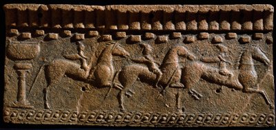 Etruskisk kunst: frisedekoratør av riddere fra et arkitektonisk ensemble i Murlo. 6. århundre f.Kr. Murlo, Antiquarium Municipal, Italia av Etruscan