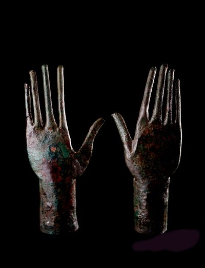 Etruskisk kunst: to hender - Bronsestatuetter - 680-670 f.Kr. Dim H 23,5 cm Fra graven til Carro di bronzo, Vulci av Etruscan