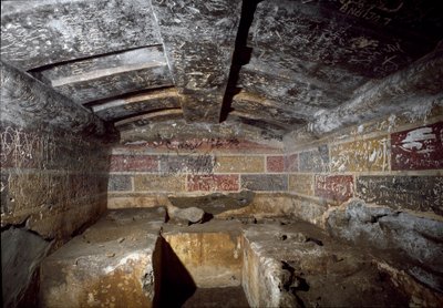 Etruskisk sivilisasjon: inne i Francois-graven i nekropolisen Ponte Rotto, 4. århundre f.Kr. Vulci, Italia av Etruscan
