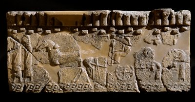 Etruskisk sivilisasjon: terrakottafrise dekorert av en kortege. 6. århundre f.Kr. Fra det andre palasset i Murlo. Dim. 24x39 cm Murlo, Antiquarium Comunale av Etruscan