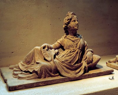 Etruskisk kunst: begravelsesurnedeksel som viser den avdødes kone som holder en vifte. Fra begravelsesmonumentet til Chiusi (Toscana, Italia). 2. århundre e.Kr. Paris, Louvre-museet av Etruscan Etruscan