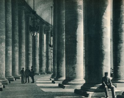 En del av søylegangen ved Petersplassen, Roma, Italia, 1927 av Eugen Poppel