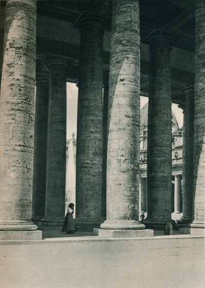 En del av søylegangen ved Petersplassen, Roma, Italia, c1926 1927 av Eugen Poppel