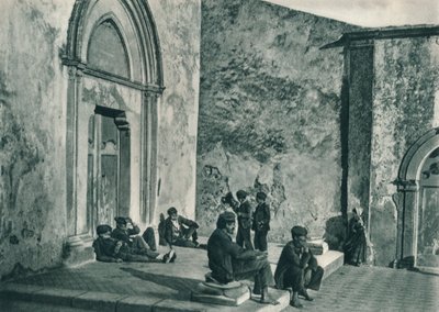 Hviler utenfor en kirke, Taormina, Sicilia, Italia, 1927 av Eugen Poppel