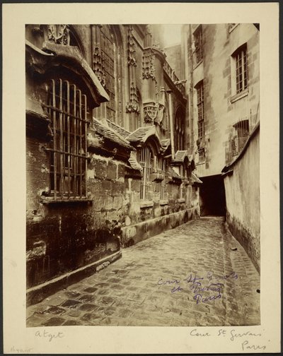 [Saint Gervais og Protais gårdsplass] av Eugène Atget
