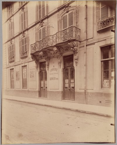[Garnier Frères bokhandel, 6 rue des Saints-Pères] av Eugène Atget