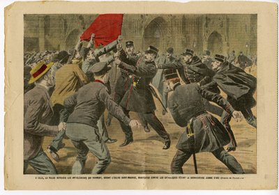 Illustrasjon av Eugene Damblans (1865-1945) i Le Pelerin, 23/05/09 - I Lille avviser politiet antiklerikerne som kommer foran kirken Saint-Maurice for å protestere mot katolikkene som lenker den salige Jeanne d
