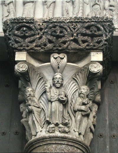 Kolonnehovedstad med Kristusvelsignelse fra fasadens vestportal, 1840-61 av Eugene Emmanuel Viollet le Duc