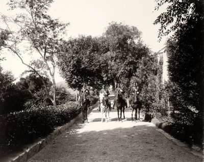 En gruppe uniformerte menn til hest på gården Lo Zucco, Sicilia, ca.1900 av Eugenio Interguglielmi