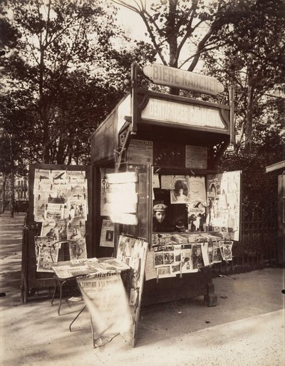 Kiosk i Paris, ca. 1910 (sepia-bilde) av Eugène Atget