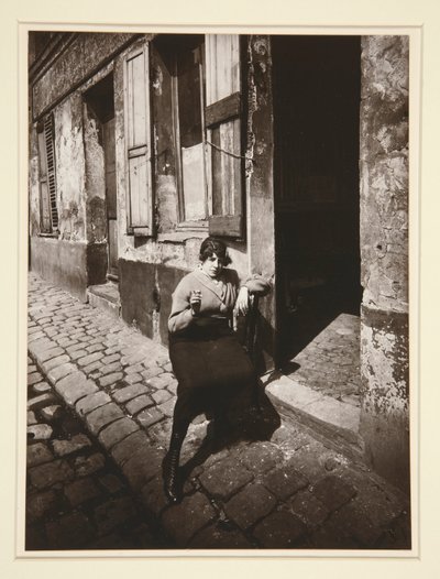 La Villette, offentlig jente som holder klokken, 19. April 1921 (La Villette, Streetwalker Waiting for a Client, 19. arrondissement, april 1921) av Eugène Atget