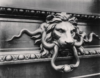 Løvedørbanker, Paris av Eugène Atget