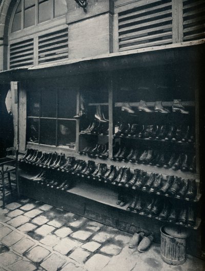 Gamle sko, c1877--1927, 1929 av Eugène Atget