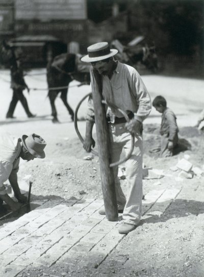 Street Paver, 1910 (gelatinsølvtrykk) av Eugène Atget