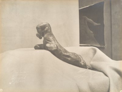 [Auguste Rodins The Clenched Hand], før 1898. av Eugène Druet