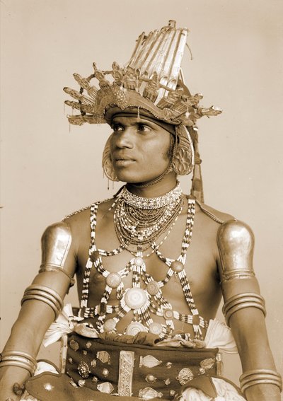 Portrett av en srilankisk danser med preget sølvhjelm, ca. 1890 av Eugène Trutat